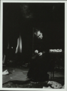 Stara kobieta wysiaduje (fot. 18) [Dokument ikonograficzny]