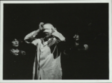 Stara kobieta wysiaduje (fot. 19) [Dokument ikonograficzny]