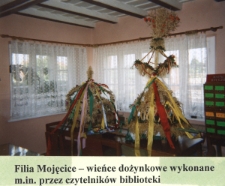 Wieńce dożynkowe w Filii Mojęcice [Dokument ikonograficzny]