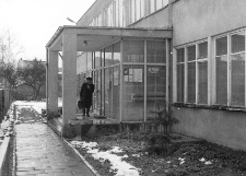 Wejście do biblioteki [Dokument ikonograficzny]