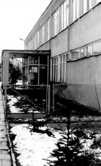 Wejście do biblioteki [Dokument ikonograficzny]