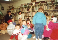 Zajęcia z dziećmi w Dziale dla Dzieci i Młodzieży [Dokument ikonograficzny]