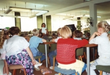 Zajęcia z dziećmi w Dziale dla Dzieci i Młodzieży [Dokument ikonograficzny]