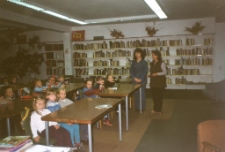 Zajęcia z dziećmi w Dziale dla Dzieci i Młodzieży [Dokument ikonograficzny]