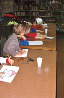 Zajęcia z dziećmi w Dziale dla Dzieci i Młodzieży [Dokument ikonograficzny]