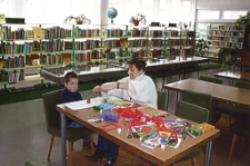 Zajęcia plastyczne w Dziale dla Dzieci i Młodzieży [Dokument ikonograficzny]