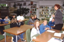 Zajęcia z młodzieżą w Dziale dla Dzieci i Młodzieży [Dokument ikonograficzny]