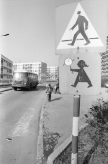 Droga do Szkoły Podstawowej nr 4 (fot. 1) [Dokument ikonograficzny]