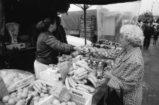 Jelenia Góra - targowisko przy ulicy Ludomira Różyckiego (fot. 1) [Dokument ikonograficzny]