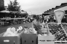 Jelenia Góra - targowisko przy ulicy Ludomira Różyckiego (fot. 2) [Dokument ikonograficzny]