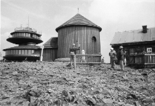 Karkonosze - zabudowania na szczycie Śnieżki [Dokument ikonograficzny]