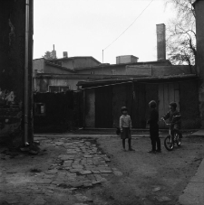 Jelenia Góra - podwórka przy ulicy Marcelego Nowotki (fot. 2) [Dokument ikonograficzny]