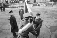 Wyższa Oficerska Szkoła Radiotechniczna - przekazanie sztandaru (fot. 2) [Dokument ikonograficzny]