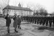 Wyższa Oficerska Szkoła Radiotechniczna - przekazanie sztandaru (fot. 3) [Dokument ikonograficzny]