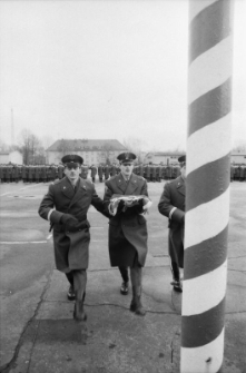 Wyższa Oficerska Szkoła Radiotechniczna - przekazanie sztandaru (fot. 4) [Dokument ikonograficzny]