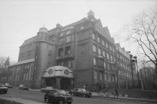 Jelenia Góra - budynek LO im S. Żeromskiego (fot. 1) [Dokument ikonograficzny]