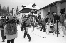 Szklarska Poręba - narciarze przy wyciągu (fot. 1) [Dokument ikonograficzny]