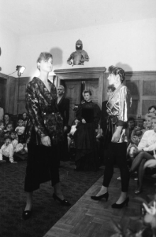 Pokaz mody jeleniogórskich firm (fot. 2) [Dokument ikonograficzny]