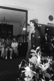 Pokaz mody jeleniogórskich firm (fot. 3) [Dokument ikonograficzny]