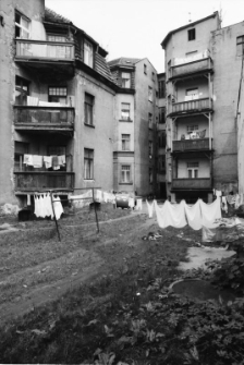 Jelenia Góra - podwórko w centrum miasta (fot. 1) [Dokument ikonograficzny]