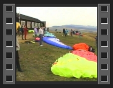 Paralotniarze na Górze Szybowcowej jesienią, lot samolotem [Film]