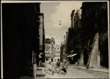 [Jelenia Góra - Plac Ratuszowy - dzieci] [Dokument ikonograficzny]