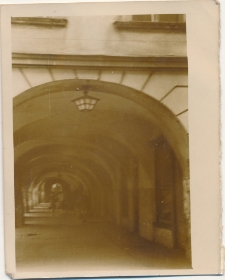 [Jelenia Góra - Plac Ratuszowy - podcienie kamienic] [Dokument ikonograficzny]