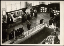 [Jelenia G&oacute;ra - wystawa prac uczni&oacute;w w auli LO] (fot. 1) [Dokument ikonograficzny]