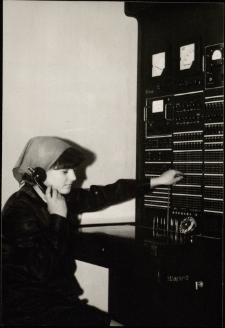 [Telefonistki : Technikum i Zasadnicza Szkoła Łączności w Jeleniej Górze] (fot. 7) [Dokument ikonograficzny]