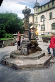 [Jelenia G&oacute;ra (Cieplice) - rzeźba Ptaki] [Dokument ikonograficzny]