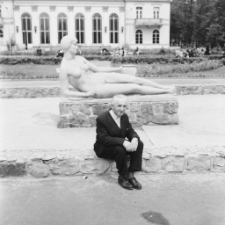 Przed pawilonem Edward w Cieplicach (fot. 1) [Dokument ikonograficzny]