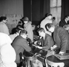 [Spotkanie filatelistów] (fot. 2) [Dokument ikonograficzny]