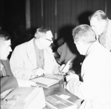 [Spotkanie filatelistów] (fot. 3) [Dokument ikonograficzny]