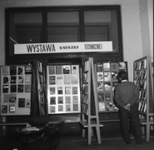 [Jelenia Góra - Księgarnia "Dom Książki" : Wystawa książki technicznej : 5-12 października 1966] (fot. 8) [Dokument życia społecznego]
