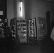 [Jelenia Góra - Księgarnia "Dom Książki" : Wystawa książki technicznej : 5-12 października 1966] (fot. 9) [Dokument życia społecznego]