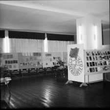 [Jelenia Góra - Księgarnia "Dom Książki" : Wystawa wydawnictw spółdzielni wydawniczej "książka i wiedza" : 1964] (fot. 2) [Dokument życia społecznego]