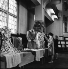 [Jelenia G&oacute;ra - wystawa prac uczni&oacute;w w auli LO] (fot. 8) [Dokument ikonograficzny]