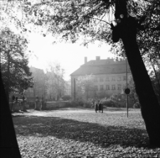 [Jelenia Góra : przy Kościele Podwyższenia Krzyża Świętego] (fot. 2) [Dokument ikonograficzny]