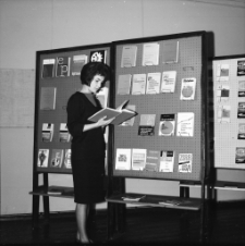 [Jelenia Góra - Księgarnia "Dom Książki" : Wystawa wydawnictw spółdzielni wydawniczej "książka i wiedza" : 1964] (fot. 6) [Dokument życia społecznego]