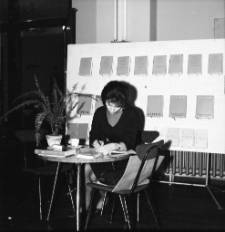 [Jelenia G&oacute;ra - Księgarnia "Dom Książki" : Wystawa wydawnictw sp&oacute;łdzielni wydawniczej "książka i wiedza" : 1964] (fot. 7) [Dokument życia społecznego]