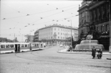 [Praga : fontanna przed Muzeum Narodowym] (fot. 1) [Dokument ikonograficzny]