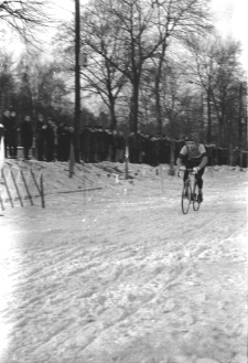 Przełajowe Grand Prix Jeleniej Góry o Puchar Przewodniczącego WKKFIT we Wrocławiu i o Puchar Dyrektora OSTIW w Jeleniej Górze (fot. 11) [Dokument ikonograficzny]
