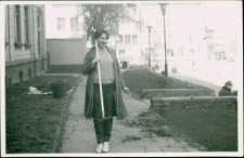 Porządkowanie trawnika przed WBP w Jeleniej Górze (fot. 2) [Dokument ikonograficzny]