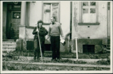 Porządkowanie trawnika przed WBP w Jeleniej Górze (fot. 5) [Dokument ikonograficzny]