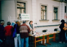 Kiermasz "Książka za Grosik" przed WBP w Jeleniej Górze (fot. 2) [Dokument ikonograficzny]