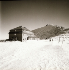 [Dom Śląski i widok na Śnieżkę] (fot. 2) [Dokument ikonograficzny]