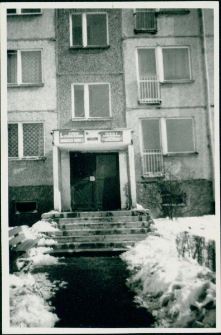 Wejście do Filii nr 7 WBP w Jeleniej Górze [Dokument ikonograficzny]