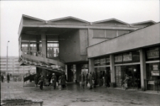 [Zabobrze - pawilon handlowy - ulica Ludomira Różyckiego] (fot. 2) [Dokument ikonograficzny]