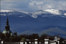 Jelenia Góra - Kościół na tle Karkonoszy (fot. 1) [Dokument ikonograficzny]