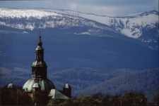 Jelenia Góra - Kościół na tle Karkonoszy (fot. 2) [Dokument ikonograficzny]
